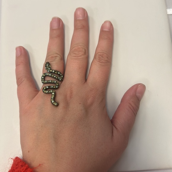 Vintage Joan Rivers faux peridot brass tone snake ring, size 8 - Picture 6 of 6